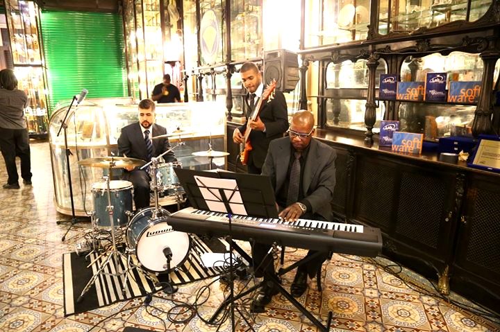 Trio instrumental da Sunset Jazz em ambientação corporativa