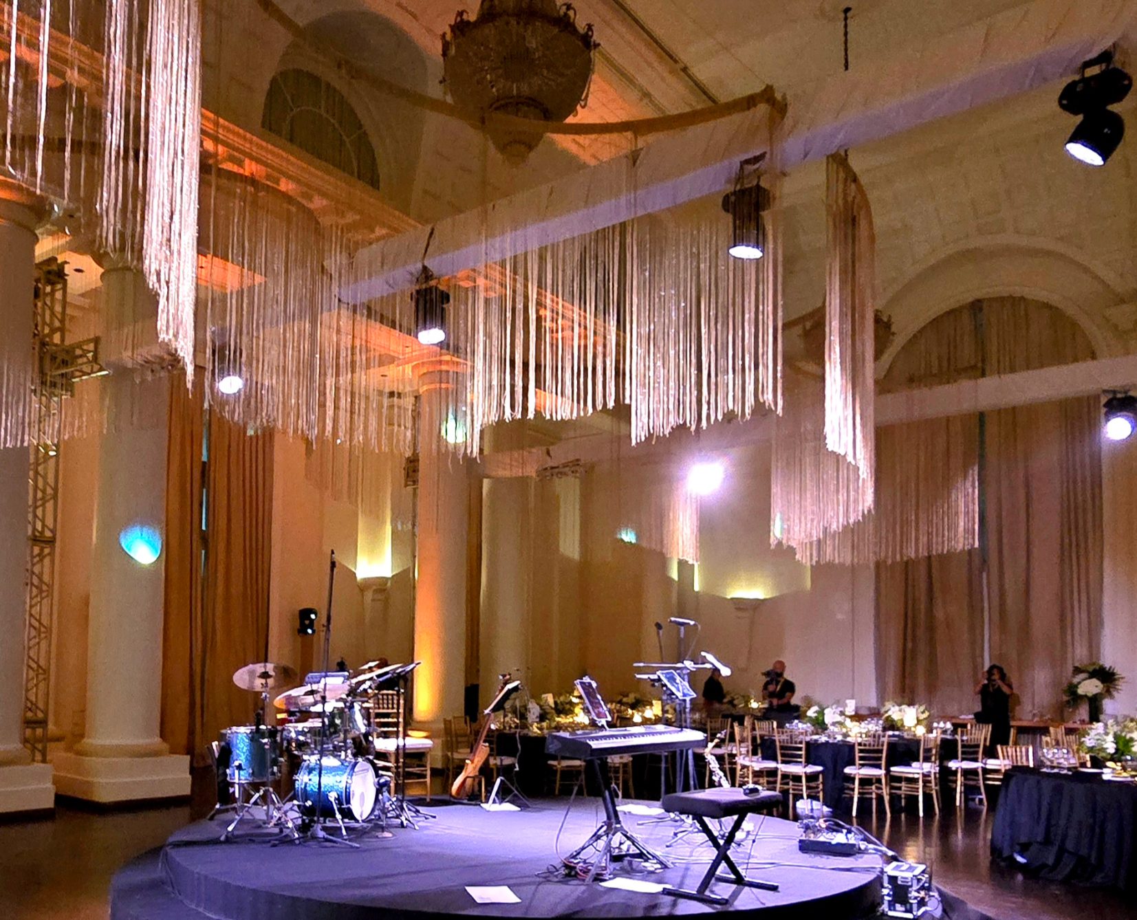 Estrutura de palco da Sunset Jazz montada em salão de grande porte no Copacabana Palace
