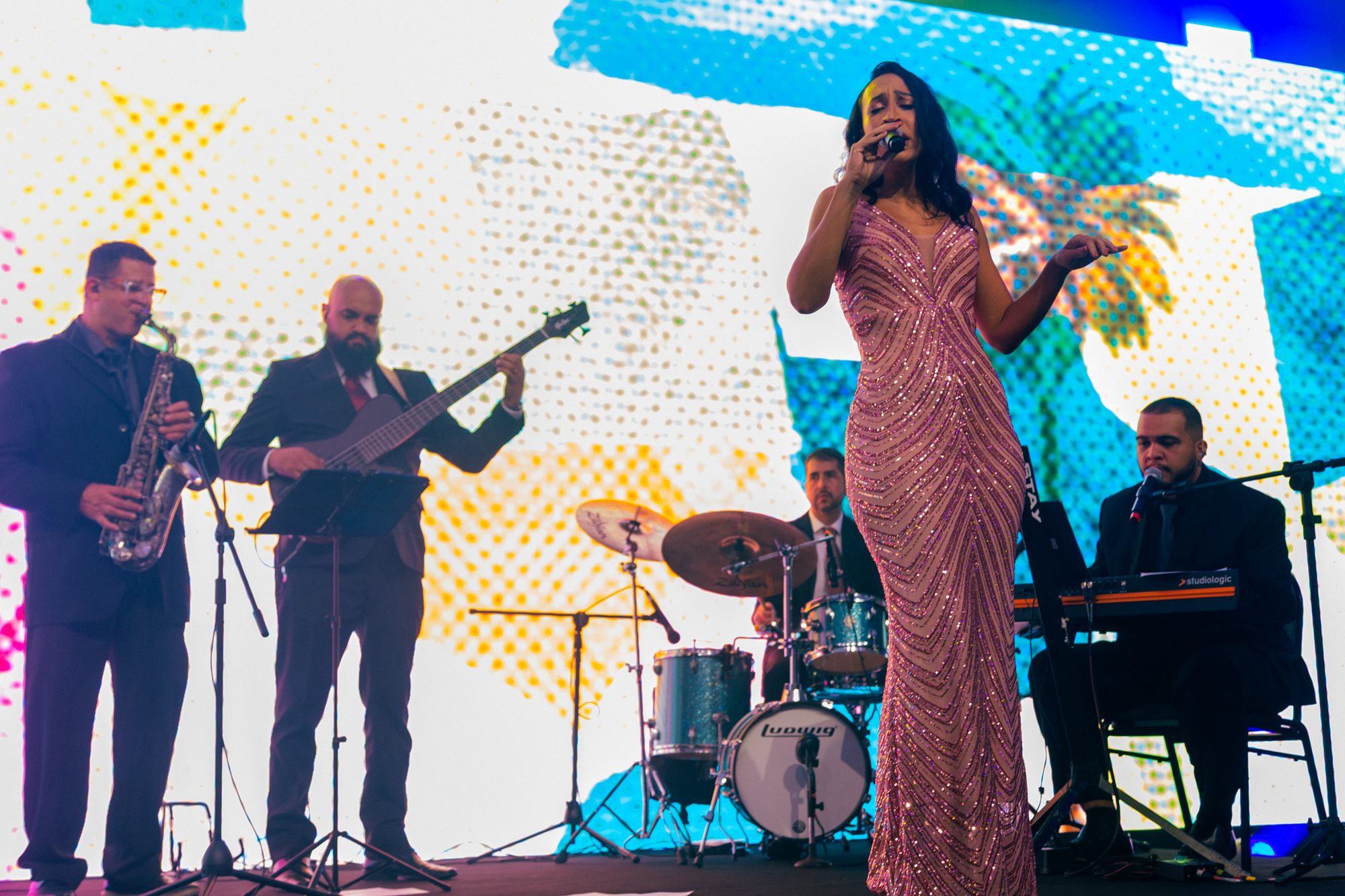 Vocalista da Sunset Jazz cantando ao vivo com a banda em evento de alto padrão