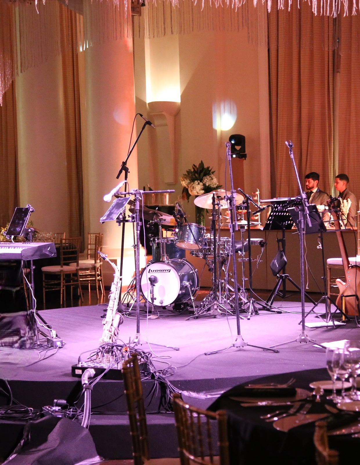 Bastidores elegantes de uma apresentação da banda Sunset Jazz