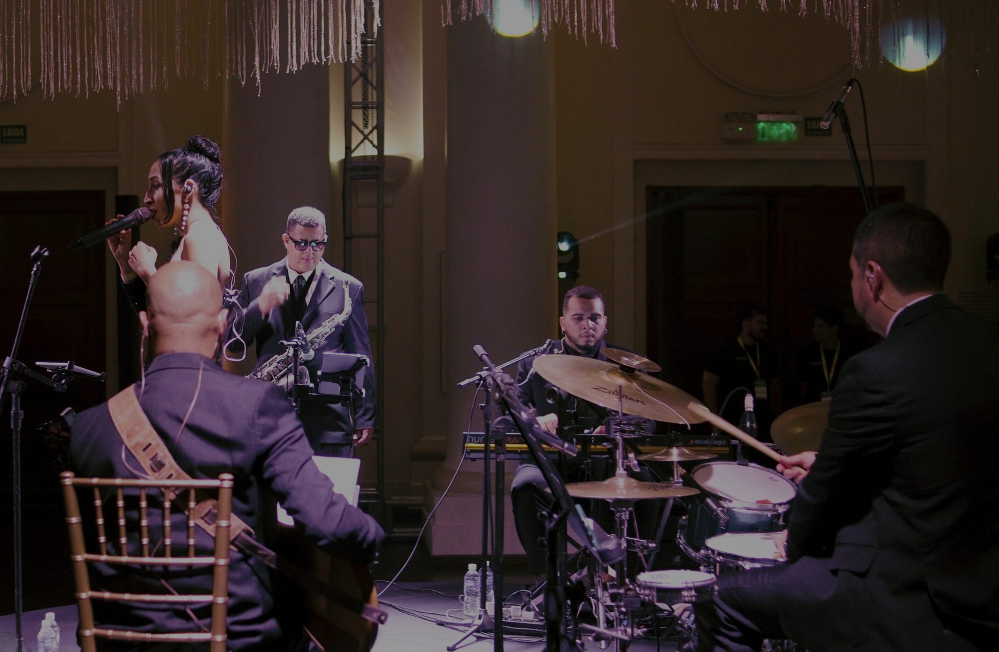 A banda Sunset Jazz se apresentando ao vivo em um evento de gala